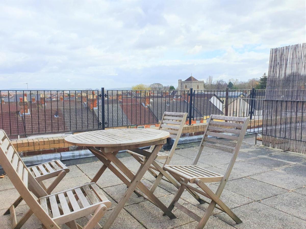 Central Apartments - Spacious 2 Beds Swindon Exterior photo