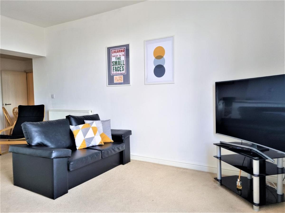Central Apartments - Spacious 2 Beds Swindon Exterior photo
