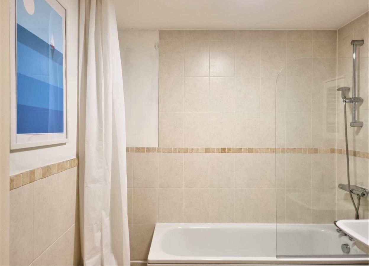 Central Apartments - Spacious 2 Beds Swindon Exterior photo